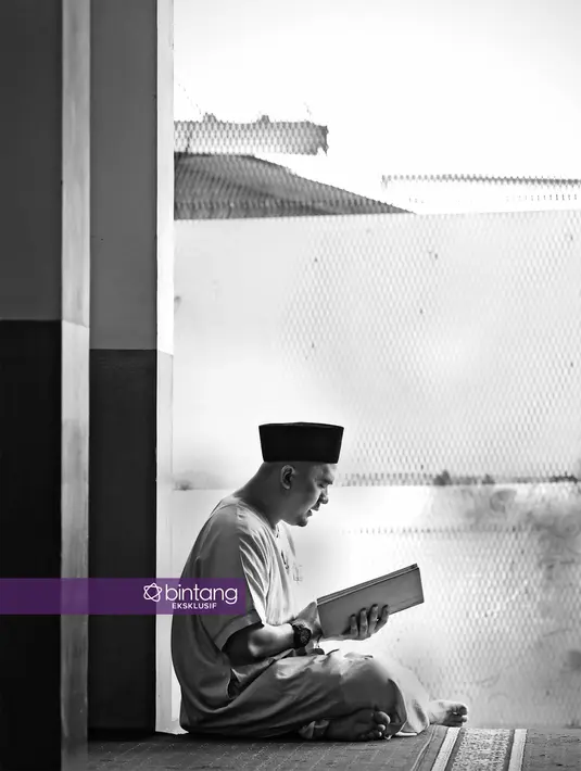 "Ya, ini adalah wajah baru saya sekarang, gundul. (Saipul Jamil melepaskan peci yang dikenakannya dan memamerkan kepala botaknya). Jadi memang kemarin saya punya nazar, setelah selesai masalah terakhir dengan KPK, saya mau gundulin rambut." ujarnya.