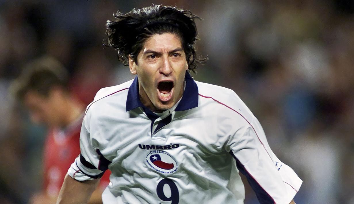 Dari 101 gol yang dikoleksi Ivan Zamorano bersama Real Madrid, 10 gol di antaranya dilesakkan dalam 17 laga El Clasico kontra Barcelona di semua kompetisi, termasuk satu kali hattrick yang dicetaknya saat menang 5-0 atas Barcelona pada laga pekan ke-16 La Liga musim 1994/1995 (7/1/1995). (AFP/Pedro Ugarte)