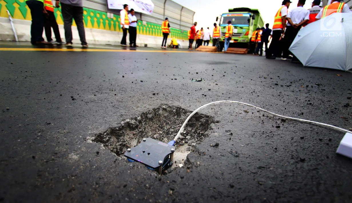 Petugas memasang alat untuk melakukan uji kelayakan Koridor 13 Transjakarta Tendean - Ciledug , Jakarta, Kamis (20/7). Pengujian dilakukan untuk mengetahui ketahanan konstruksi jalan layang Koridor 13. (Liputan6.com/Angga Yuniar)