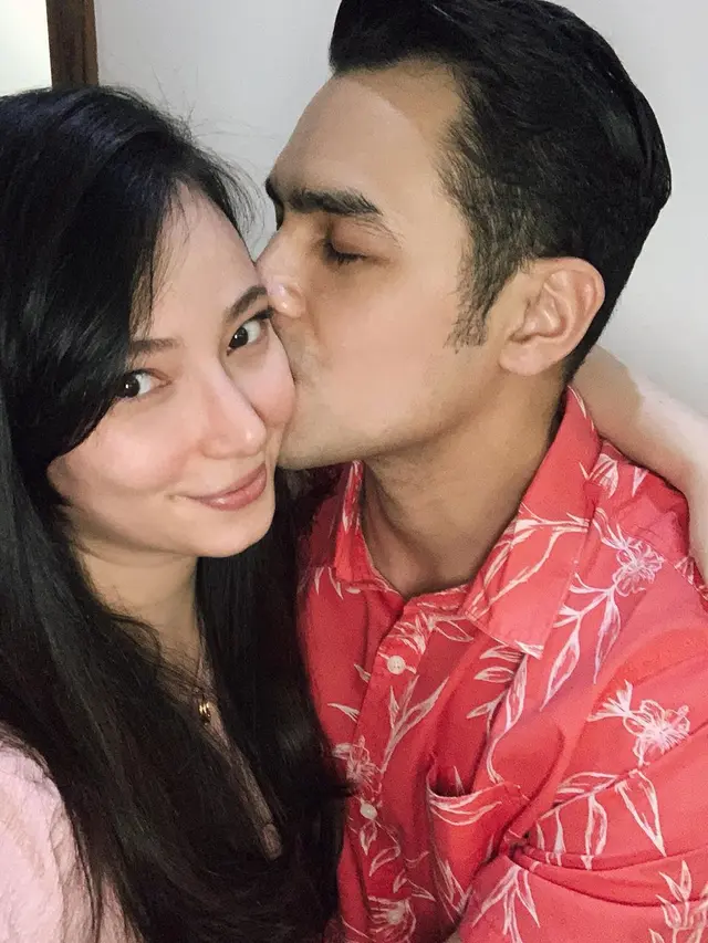 Asmirandah dan Jonas Rivanno. (Foto: Instagram @asmirandah89)