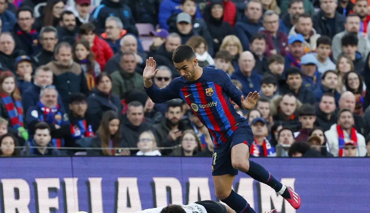 Penyerang Barcelona, Ferran Torres saat melanggar pemain Valencia, Fran Perez pada pertandingan lanjutan La Liga Spanyol di stadion Camp Nou, Spanyol, Minggu (5/3/2023). Barcelona menang tipis atas Valencia dengan skor 1-0. (AP Photo/Joan Monfort)