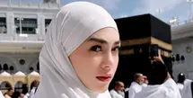 Celine Evangelista kembali menjadi sorotan setelah resmi menjadi mualaf dan menjalani ibadah umrah.  [@celie_evangelista].