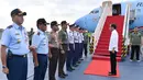 Presiden Joko Widodo bersiap menaiki pesawat kepresidenan di Lanud Halim Perdanakusuma, Jakarta, Minggu (21/1). Jokowi bertolak ke Provinsi Lampung antara lain dalam rangka peresmian salah satu ruas Jalan Tol Trans Sumatera. (Foto: Biro Pers Setpres)