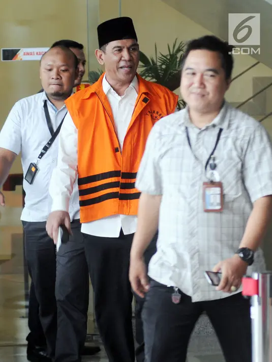 Bupati Hulu Sunga Tengah Kalsel nonaktif, Abdul Latif bersiap menjalani pemeriksaan penyidik di gedung KPK, Jakarta, Kamis (29/3). Abdul Latif diperiksa kasus dugaan menerima suap pembangunan Rumah Sakit Umum Daerah Damanhuri. (Merdeka.com/Dwi Narwoko)