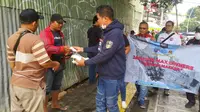 Jakarta Max Owners melakukan aksi bagi-bagi masker gratis. (ist)