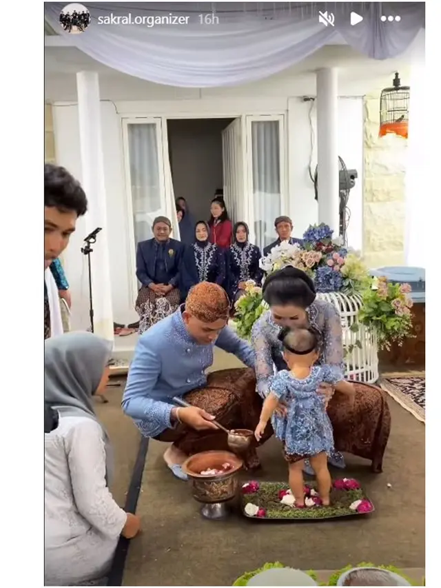 7 Potret Tedak Siten Anak Yeni Inka yang Kental Adat Jawa, Ungkap Wajah Buah Hati