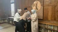 Capres nomor urut satu Anies Baswedan menggelar open house Hari Raya Idul Fitri 2024 di kediamannya, Jakarta, Rabu (10/4/2024). (Liputan6.com/ Winda Nelfira)
