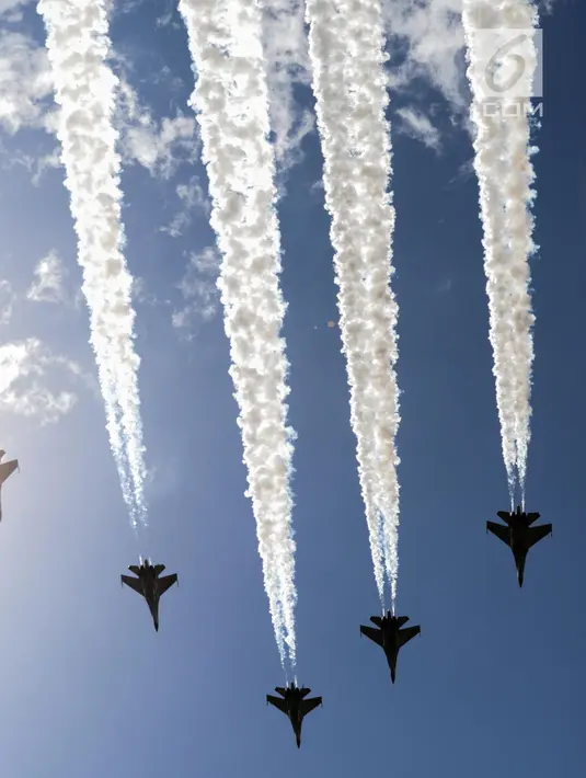 Atraksi fly pass jet tempur menghiasi langit lapangan serah terima jabatan Panglima TNI di Mabes TNI Cilangkap, Jakarta, Sabtu (9/12). Jenderal Gatot Nurmantyo resmi menyerahkan tongkat komando ke Marsekal Hadi Tjahjanto. (Liputan6.com/Faizal Fanani)