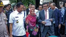 Siti Aisyah didampingi Menteri Hukum dan HAM Yasonna Laoly tiba di Bandara Halim Perdanakusuma, Jakarta, Senin (11/3). Siti Aisyah kembali ke Indonesia setelah dibebaskan oleh Pengadilan Tinggi Shah Alam. (Liputan6.com/Faizal Fanani)