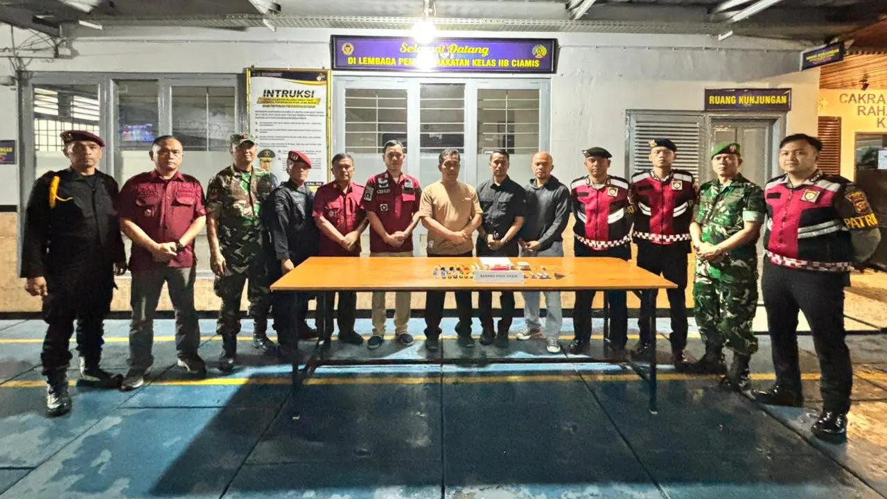 Lembaga Pemasyarakatan (Lapas) Kelas IIB Ciamis menggelar razia gabungan di blok hunian warga binaan, Jumat (10/10) malam (Istimewa)
