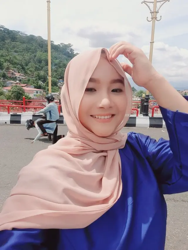 Minta Motor di Belakang Dihilangkan, 6 Hasil Edit Foto Cewek Ini Kocak