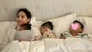 <p>Momen hangat Nagita Slavina tidur bareng ketiga buah hatinya. Pada April 2024 lalu ketika pertama kali unggah foto Lily, Raffi Ahmad menyebut jika Lily seperti kado terindah. Tak hanya Raffi &ndash; Nagita dan keluarga besar, Rafathar dan Rayyanza juga menerima baik kehadiran adik angkatnya itu. Bahkan dalam setiap foto yang diunggah, keduanya terlihat sangat menyayangi Lily. (Liputan6.com/IG/raffinagita1717)</p>