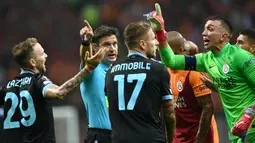 Permainan berjalan dengan tensi tinggi di awal babak pertama. Kiper Galatasaray, Fernando Muselera harus mendapatkan kartu kuning setelah dirinya melakukan pelanggaran terhadap Ciro Immobile di luar kotak penalti. (AFP/Ozan Kose)