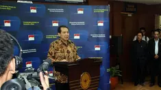 Menteri Koordinator Perekonomian Chairul Tanjung menggelar konferensi pers kawasan Lapangan Banteng, Jakarta, Rabu (20/8/14). (Liputan6.com/Faisal R Syam)