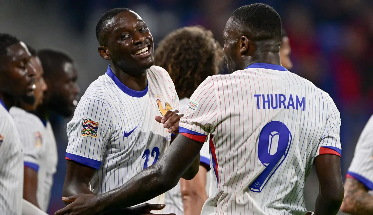 Prancis membuka keunggulan di menit ke-29 lewat aksi Randal Kolo Muani. (Olivier CHASSIGNOLE/AFP)