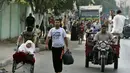 Warga berusia lanjut pun terpaksa dievakuasi keluar dari Shujayeh, (20/7/2014), untuk menghindari meningkatnya serangan militer Israel ke Gaza, Palestina. (REUTERS/Mohammed Salem)