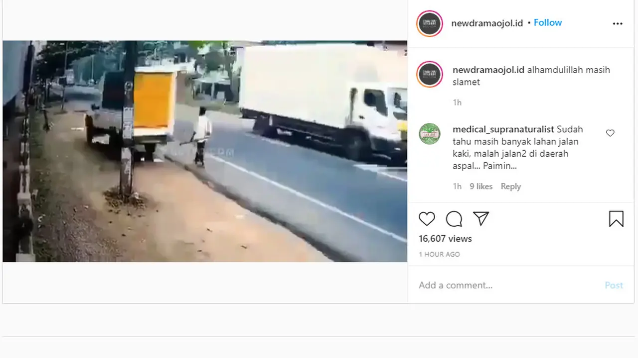 Seperti dilansir akun Instagram @newdramaojol.id, Senin (24/8/2020), seorang pria yang sedang berjalan kaki di bahu jalan hampir menjadi korban kecelakaan lalu lintas.