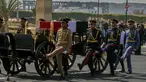 Kereta kuda membawa peti jenazah mantan presiden Hosni Mubarak saat upacara pemakaman di Masjid Tantawi, Kairo, Mesir, Rabu (26/2/2020). Upacara pemakaman Mubarak dilakukan secara militer. (AP Photo/Hamada Elrasam)