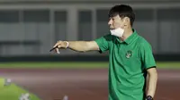 Pelatih Timnas Indonesia, Shin Tae-yong, memberikan arahan kepada anak asunya saat latihan di Stadion Madya, Jakarta, Selasa (11/5/2021). (Foto: Bola.com/M Iqbal Ichsan)