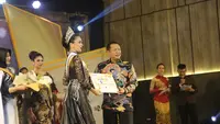Ketua MPR RI Bambang Soesatyo menyematkan selempang Juara Putri Otonomi Indonesia Tahun 2023 Elisha Lumintang perwakilan dari Kabupaten Minahasa Utara. (Foto: Humas Apkasi)