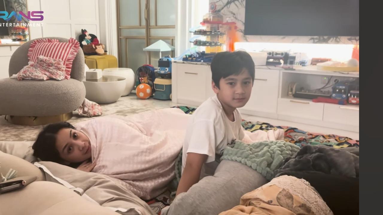 Potret Nagita Slavina & Rafathar Pura-pura Tidur di Ruang Tamu saat Ayu Dewi Datang, Lala Nyenyak Banget