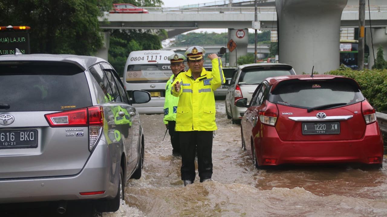 Banjir di Tol Dalam Kota Cawang arah Cikampek