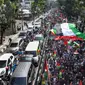Demonstran berbaris untuk mendukung warga Palestina selama unjuk rasa di Bandung, Jawa Barat pada Sabtu (22/5/2021), di tengah konflik yang sedang berlangsung antara Israel dan Palestina. (TIMUR MATAHARI / AFP)