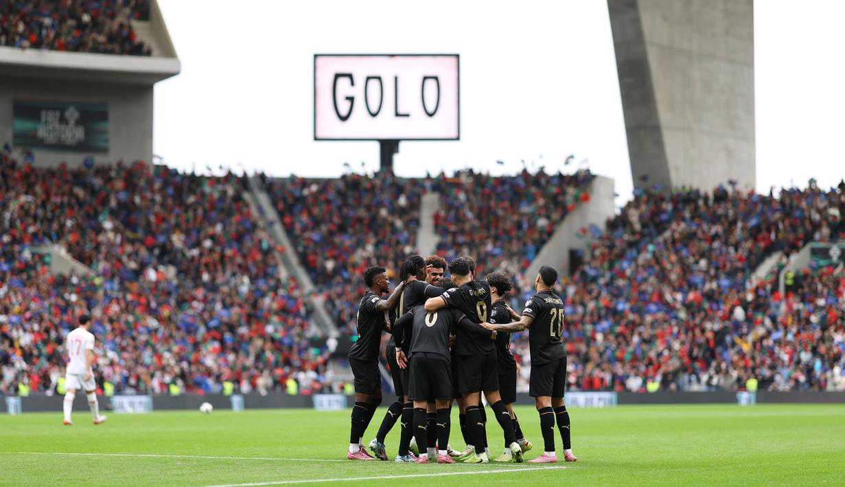 Para pemain Portugal merayakan gol yang dicetak oleh Joao Neves dalam laga Grup F Kualifikasi Piala Dunia 2026 melawan Armenia di Dragao Stadium, Porto, Minggu (16/11/2025) waktu setempat. (AP Photo/Luis Vieira)
