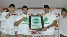 Pasangan calon gubernur dan wakil gubernur DKI , Anies Baswedan - Sandiaga Uno menerima piagam saat menghadiri Deklarasi Dukungan Relawan MU Jakarta (RMJ) Untuk Anies - Sandi di Gedung Joeang 45, Jakarta Pusat, Selasa (21/3). (Liputan6.com/Yoppy Renato)