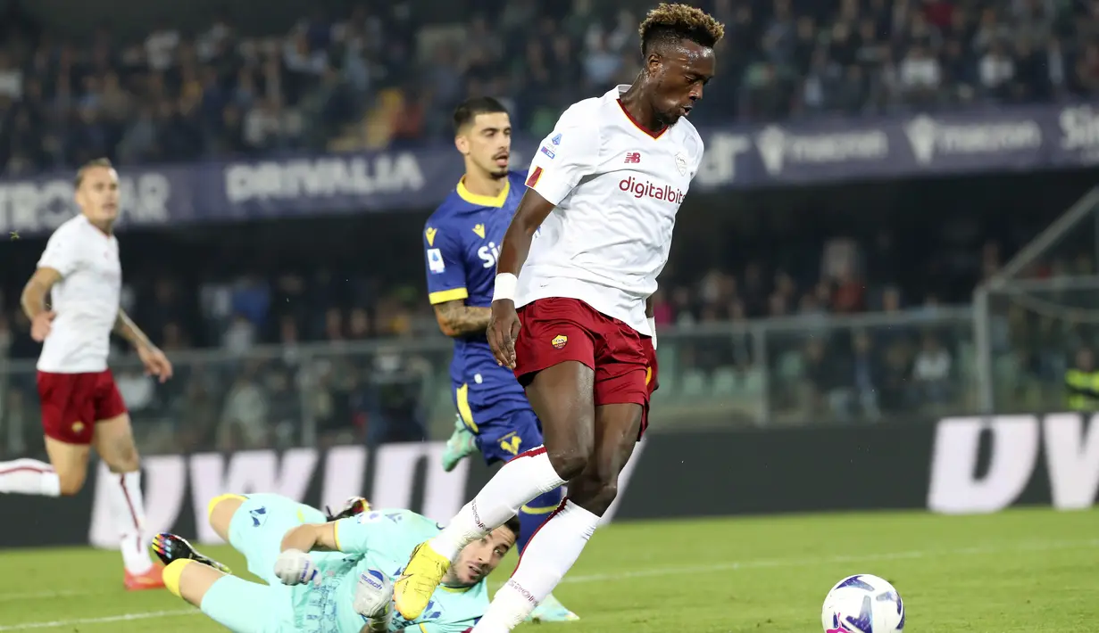 <p>Penyerang AS Roma, Tammy Abraham mengontrol bola saat bertanding melawan Verona pada pertandingan lanjutan Liga Serie A Italia di stadion Marcantonio Bentegodi, di Verona, Italia, Senin 31 Oktober 2022. AS Roma menang atas Verona 3-1. (Paola Garbuio/LaPresse via AP)</p>