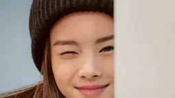Berpose dibalik tembok sembari mengedipkan satu mata, artis dengan nama lengkap Clarice Darmoko ini tampak menggemaskan. Topi kupluk warna hitam yang dikenakan semakin membuatnya terlihat imut. Meski dengan polesan makeup tipis sekalipun, tak mengurangi pesona artis yang diketahui menyukai hewan anjing ini. (Liputan6.com/IG/@claricecutie)