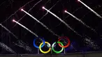 Kembang api mewarnai pembukaan Olimpiade Rio 2016 di Stadion Maracana, Rio de Janeiro, (5/8/2016). (AFP/Martin Bernetti)
