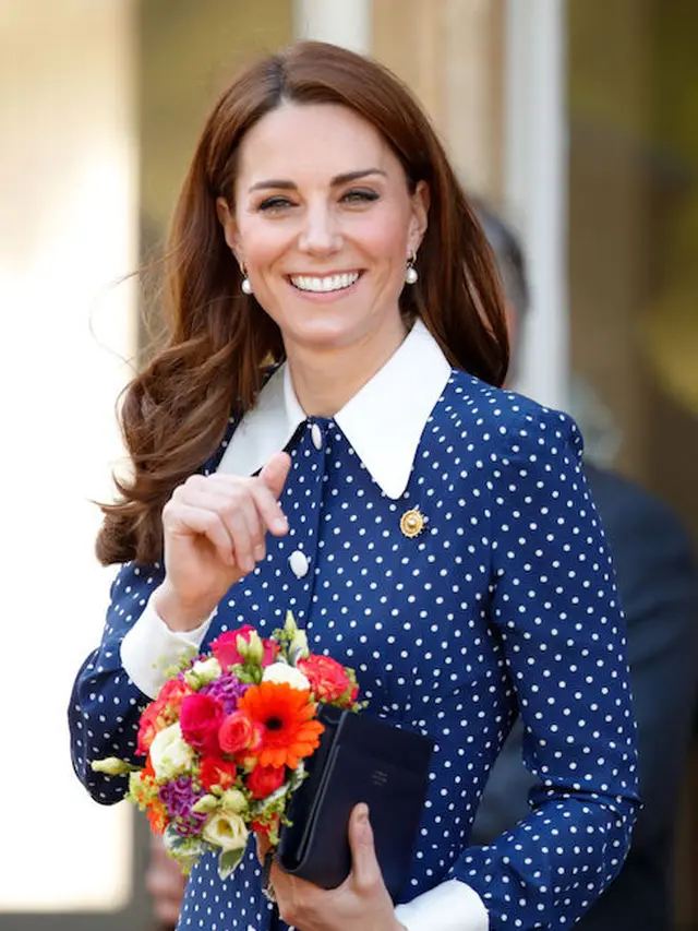 Kate Middleton menggunakan bros baling-baling/Hellomagazine