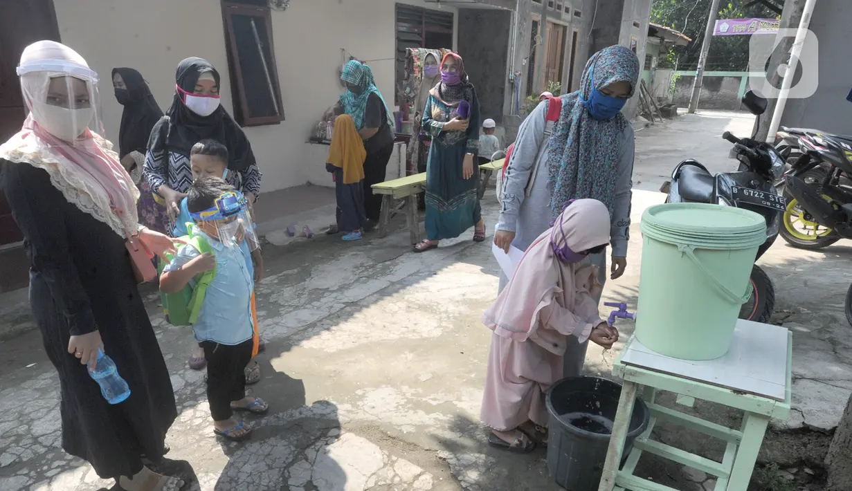 Anak-anak mencuci tangan usai belajar di Taman Pendidikan Al-Qur'an (TPA) Al-Muthmainnah Cinere, Depok, Rabu (1/7/2020). Jadwal murid diatur dalam beberapa sesion waktu (pagi siang sore) sebagai wajud penerapan sosial distancing dalam kelas. (merdeka.com/Arie Basuki)