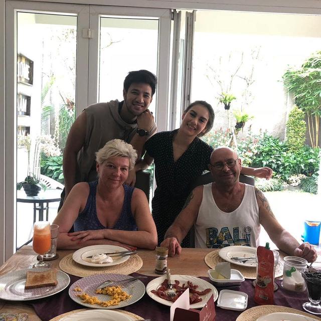 Jarang Terekspos, Ini 6 Momen Kebersamaan Irish Bella dan Ayah Bulenya