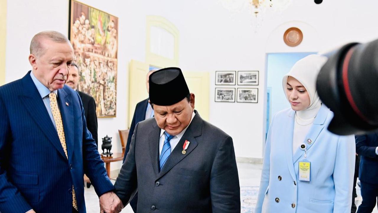 VIDEO: Dikenalkan Prabowo, Menhan Sjafrie & Mayor TNI Teddy Beri Hormat ke Presiden Erdogan
