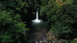 Foto udara pada 1 Mei 2021 memperlihatkan Air Terjun Sengkuang, salah satu tempat wisata di Kepahiang, Provinsi Bengkulu. Air Terjun Sengkuang masih sangat indah, asri serta suasana lokasi tersebut masih sunyi dan cocok untuk pengunjung yang ingin mencari ketenangan. (ADEK BERRY / AFP)