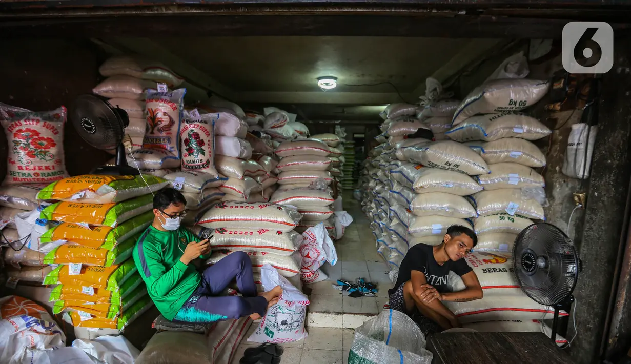 Harga beras di pasaran masih di atas Harga Eceran Tertinggi (HET) yang ditetapkan pemerintah. (Liputan6.com/Angga Yuniar)