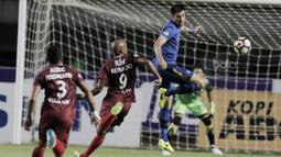 Bek Persib Bandung, Vladimir Vujovic, berusaha mengamankan bola saat pertandingan melawan PSM Makassar pada laga lanjutan Liga 1 di Stadion GBLA, Bandung, Rabu, (5/7/2017). Persib menang 2-1 atas PSM. (Bola.com/M Iqbal Ichsan)
