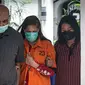 DJ Chantal Dewi (tengah) dihadirkan saat rilis kasus penyalahgunaan narkoba di halaman Direktorat Narkoba Polda Metro Jaya, Jakarta, Kamis (17/3/2022). Polisi menyita barang bukti berupa alat bantu hisap sabu serta sabu seberat 0,4 gram. (Liputan6.com/Faizal Fanani)