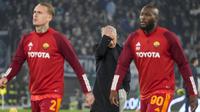 Pelatih AS Roma, Jose Mourinho, tampak kecewa setelah anak asuhnya ditaklukkan Lazio pada laga perempat final Coppa Italia 2023/2024 di Stadio Olimpico, Kamis (11/1/2024). (AP Photo/Gregorio Borgia)