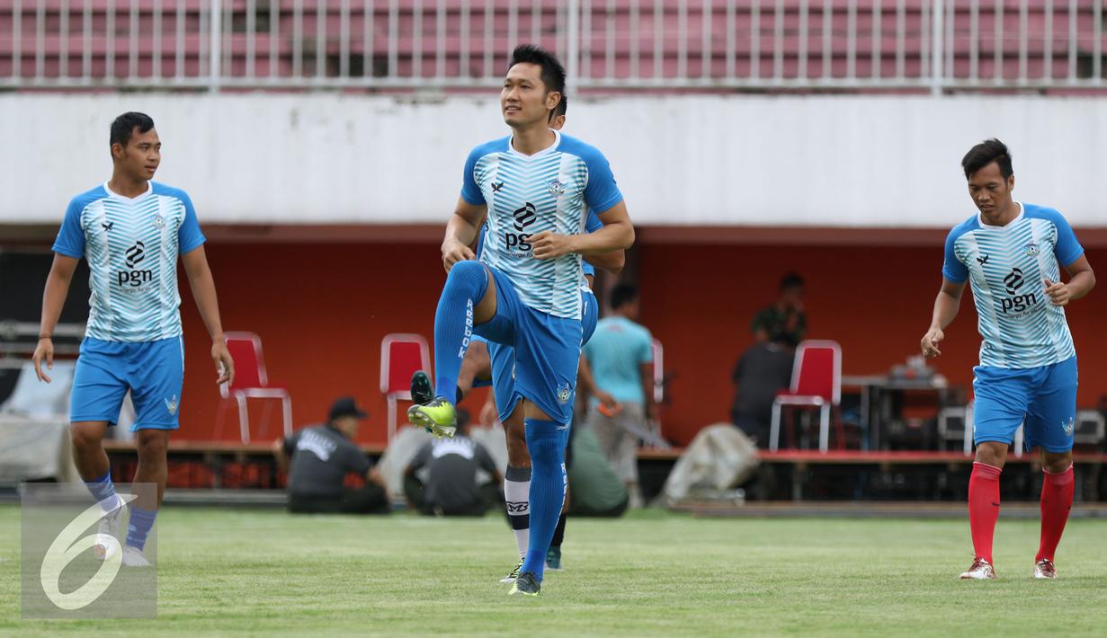 Kapten Gresik United Agus Indra Kurniawan (tengah) memimpin latihan uji lapangan jelang laga Piala Presiden 2017 di Stadion Maguwoharjo, Sleman, Jumat (3/2). Gresik United akan berhadapan dengan Mitra Kukar, Sabtu (4/2). (Liputan6.com/Helmi Fithriansyah)