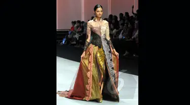 Seorang model memeragakan kebaya modern rancangan Fransisca Darmawan di Indonesia Fashion Week 2015 di JCC, Minggu (1/3/2015). Fransisca Darmawan berhasil mengemas busana tradisinal menjadi kebaya modern (Liputan6.com/Panji Diksana)