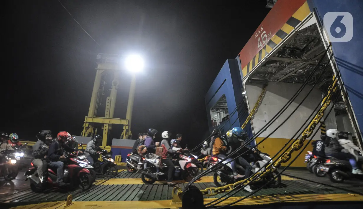 <p>Pemudik sepeda motor saat antre memasuki kapal di Pelabuhan Merak, Cilegon, Banten, Sabtu (30/4/2022) dini hari. Antrean pemudik sepeda motor masih mewarnai arus mudik di Pelabuhan Merak pada H-2 Lebaran atau Puncak Arus Mudik yang terjadi hari ini. (merdeka.com/Iqbal S. Nugroho)</p>