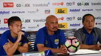 Herry Setyawan (tengah) dan Kim Jeffrey Kurniawan (kiri) saat memberi keterangan pers jelang Persib vs Borneo FC (Liputan6.com/Kukuh Saokani)