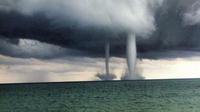 Belalai air, fenomena angin puting beliung yang membentuk pusaran air hingga menjulang dan terhubung ke awan. 