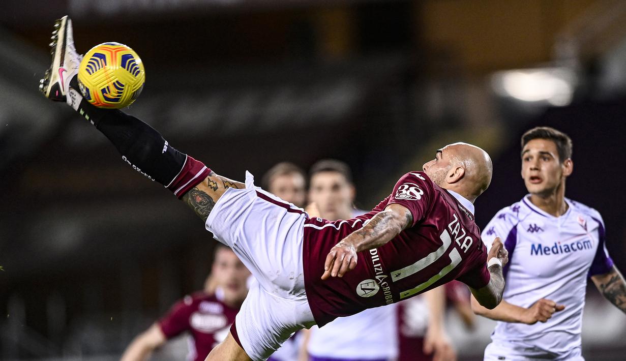Striker Torino, Simone Zaza melepaskan tendangan salto dalam laga lanjutan Liga Italia 2020/21 pekan ke-20 melawan Fiorentina di Olympico Grande Stadium, Jumat (29/1/2021). Torino bermain imbang 1-1 dengan Fiorentina. (LaPresse via AP/Fabio Ferrari)