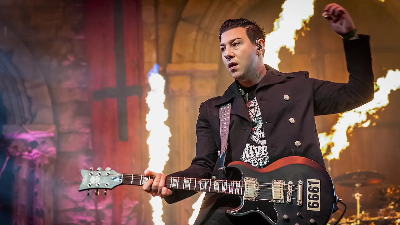 5 Gitaris Kidal Paling Terkenal di Dunia