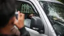 Seorang pria ditemukan tak bernyawa di dalam mobilnya yang terparkir di kawasan Taman Wiladatika, Jakarta Timur, Minggu (3/5/2015). Mayat pria yang diketahui bernama Sunoto (41) tersebut ditemukan oleh seorang penyapu jalanan.(Liputan6.com/Faizal Fanani) 
