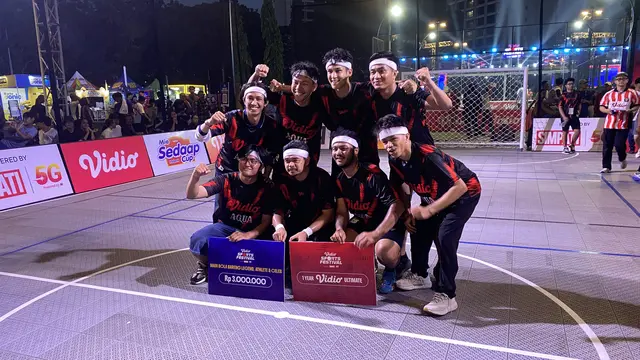 Tim bola Antonio Blanco Jr dengan Bambang Pamungkas yang menang dalam acara Vidio Sports Festival 2026 di Jakarta, Minggu (27/9/2026). (Liputan6.com/Nola Vemiliana)
